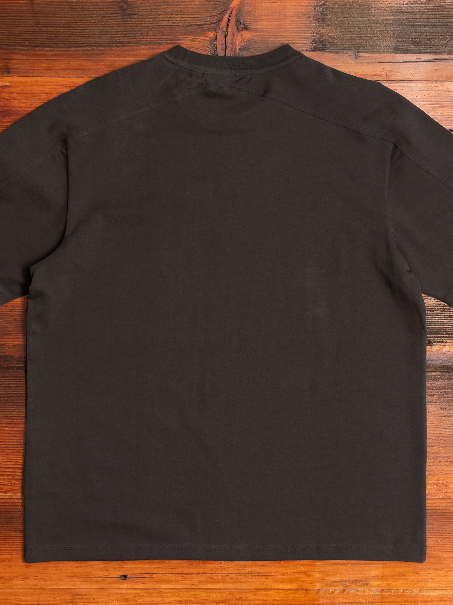 Basic T-Shirt in Charcoal - Image 5