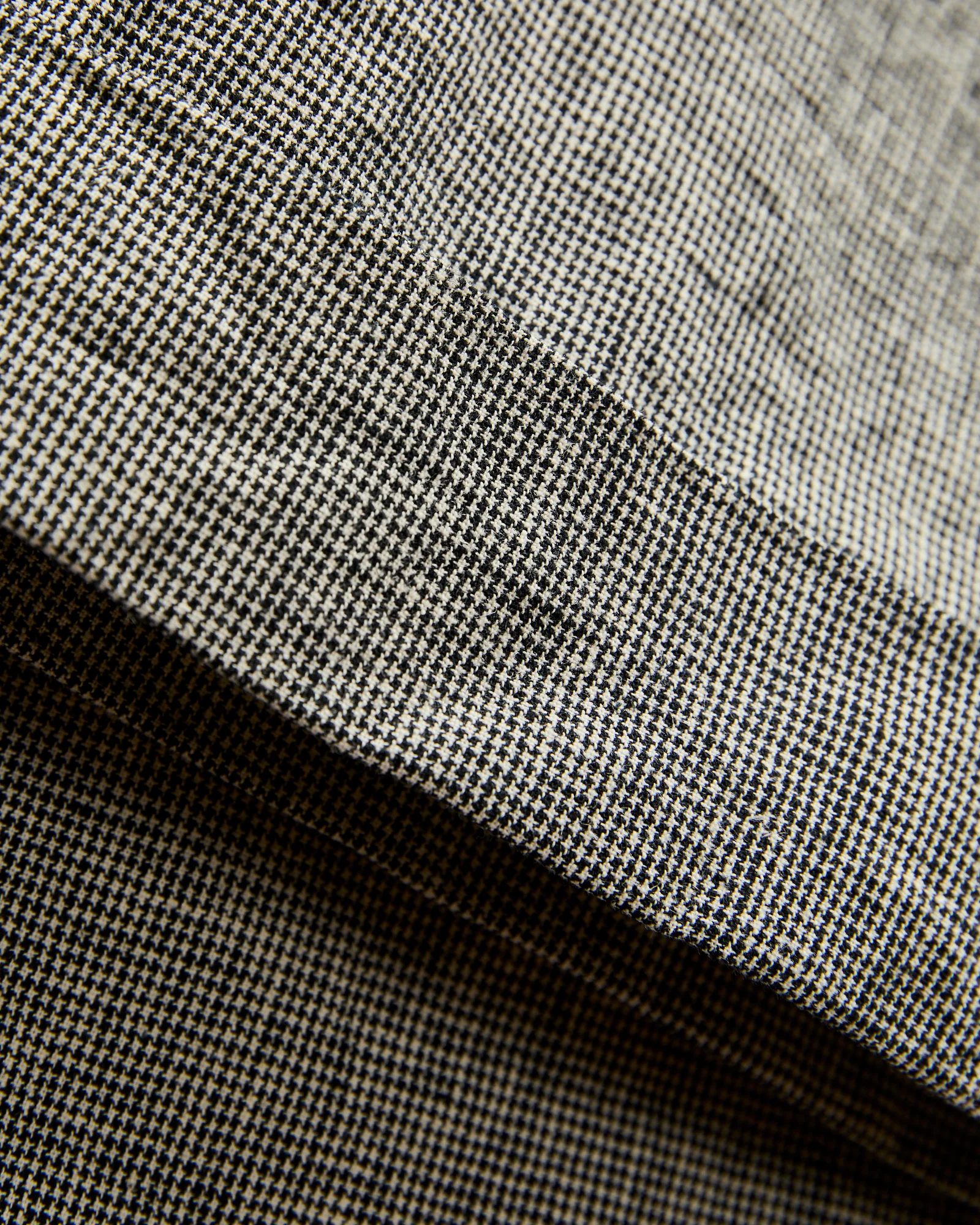 Carlyle Pant in Black Grey Cotton Linen Houndstooth - Image 7