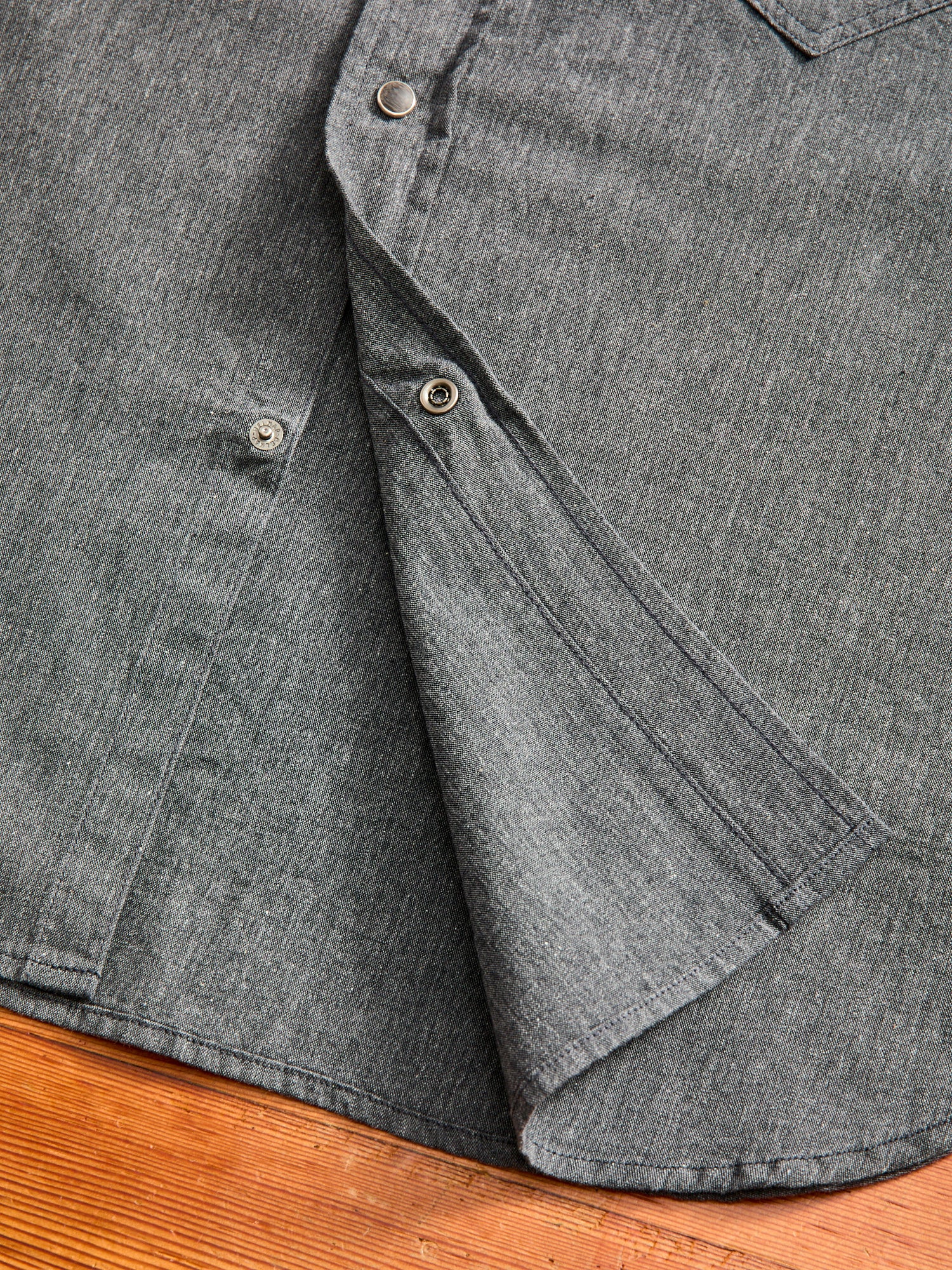 Chambray SS Curved Pocket Shirt in Heather Black - Image 7