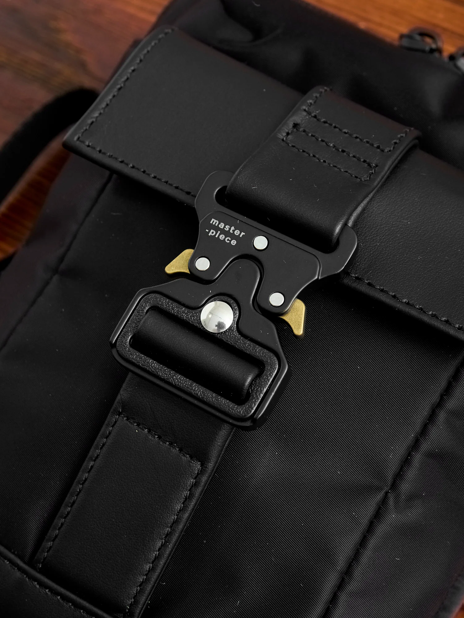 Confi Shoulder Bag in Black - Image 4