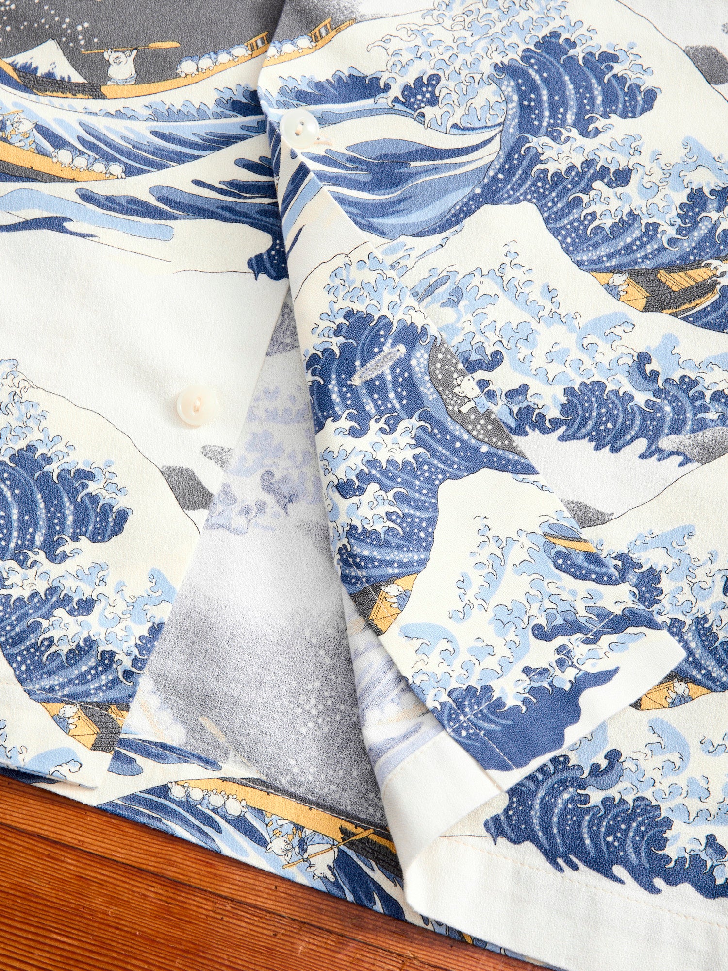 "Great Wave" Vacation Shirt in Ivory - Image 8