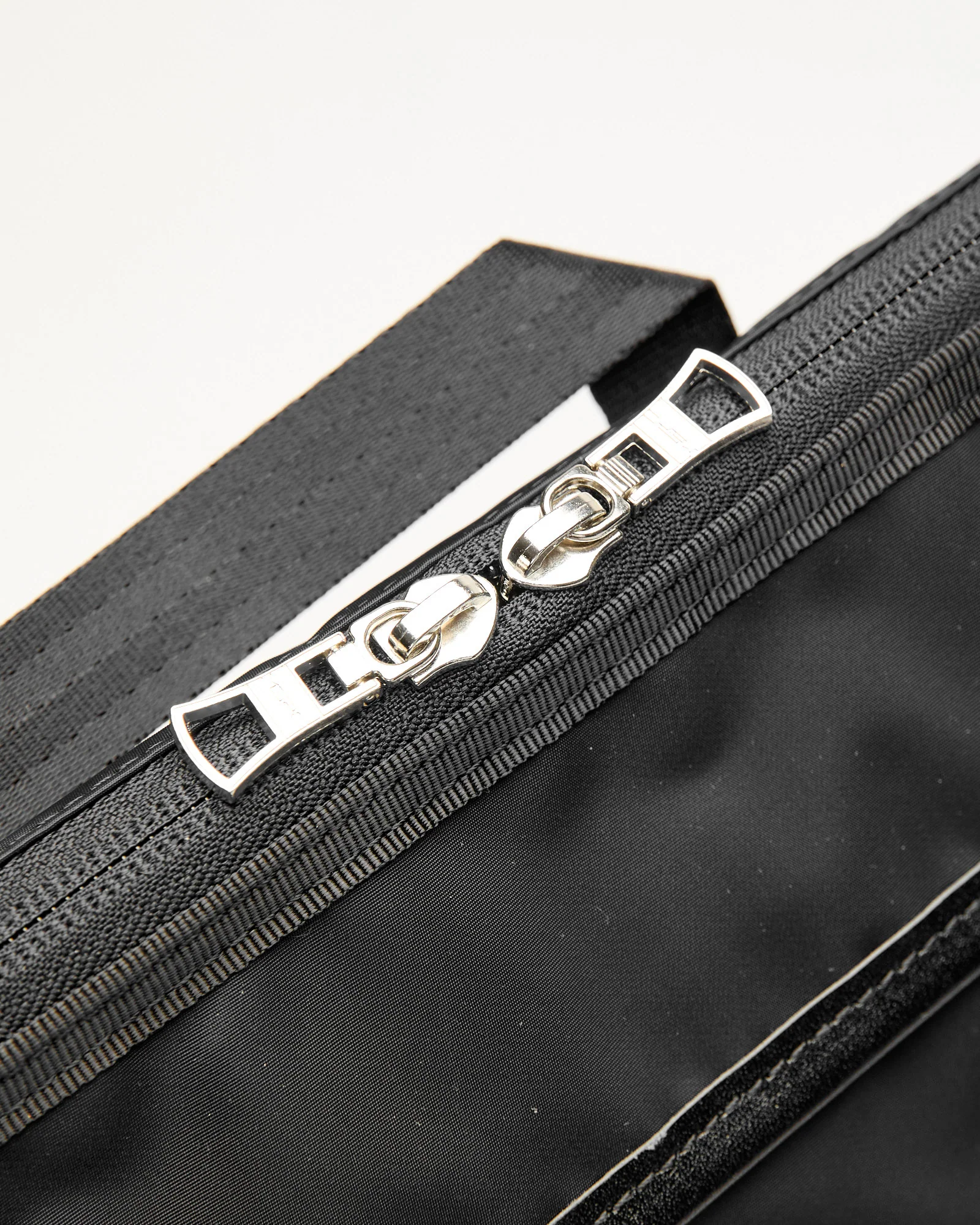 Lightning V2 Messenger Bag in Black - Image 5