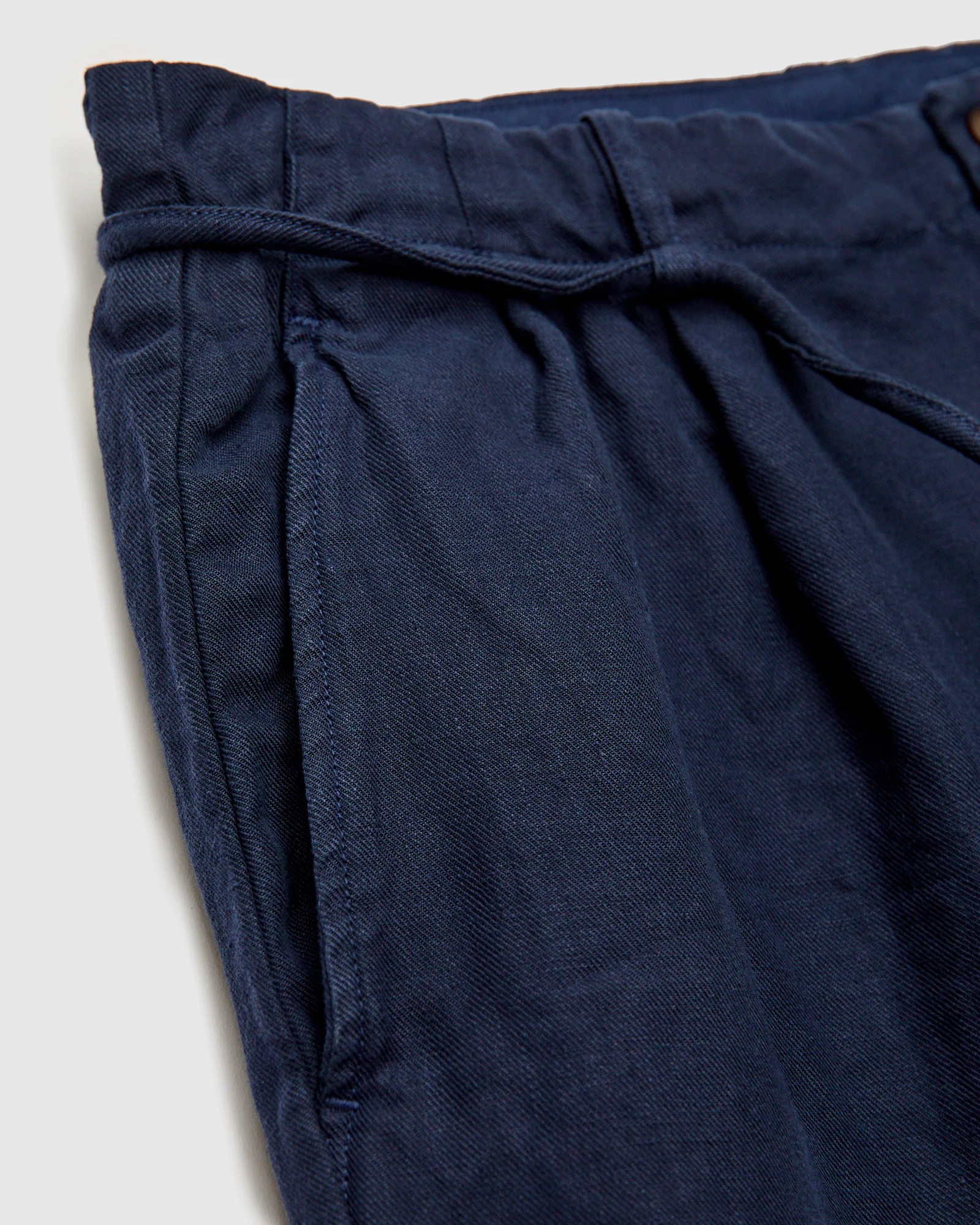 Linen 2Tuck Tapered Pants in Navy - Image 5