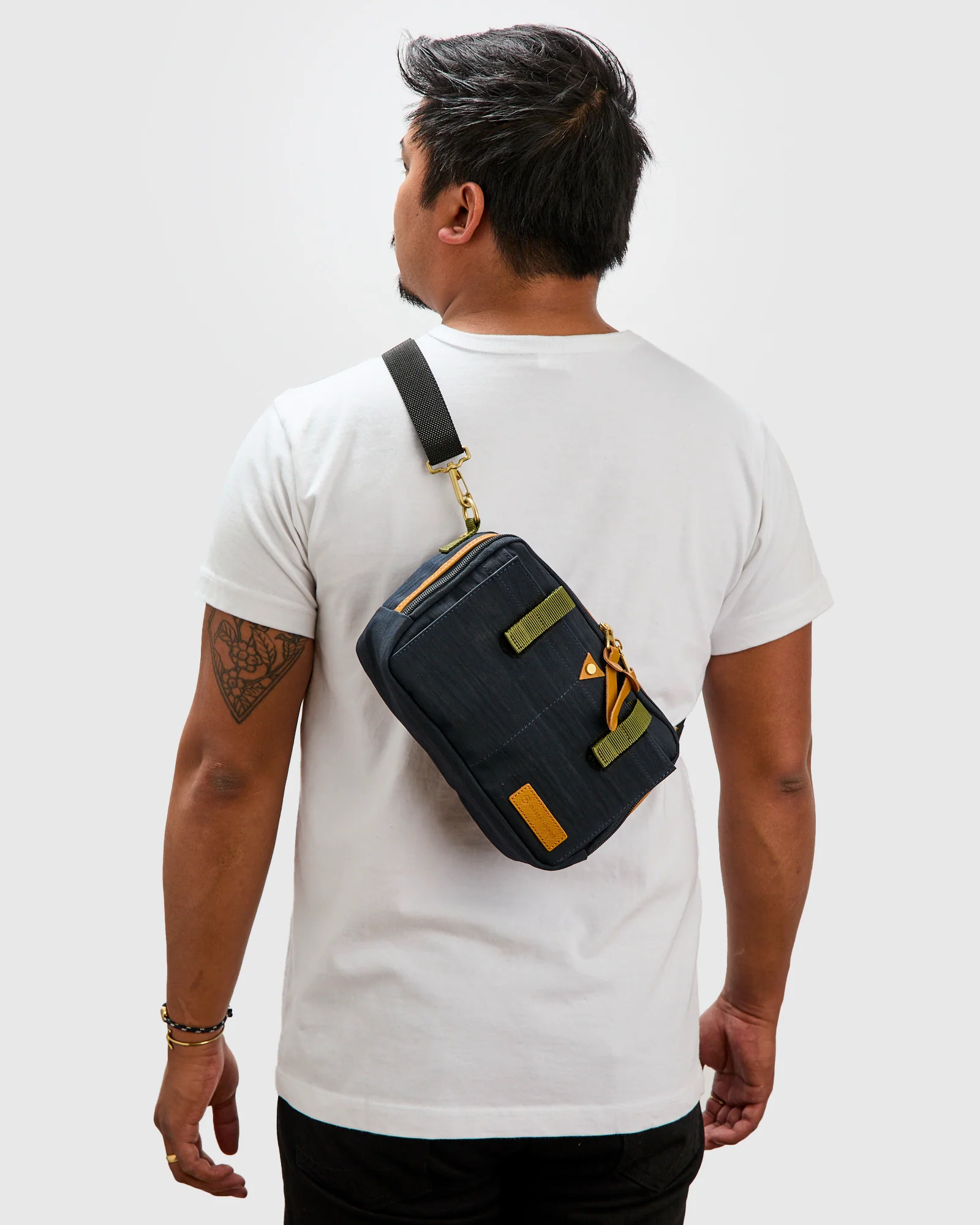 Link Shoulder Bag v2 in Navy - Image 2