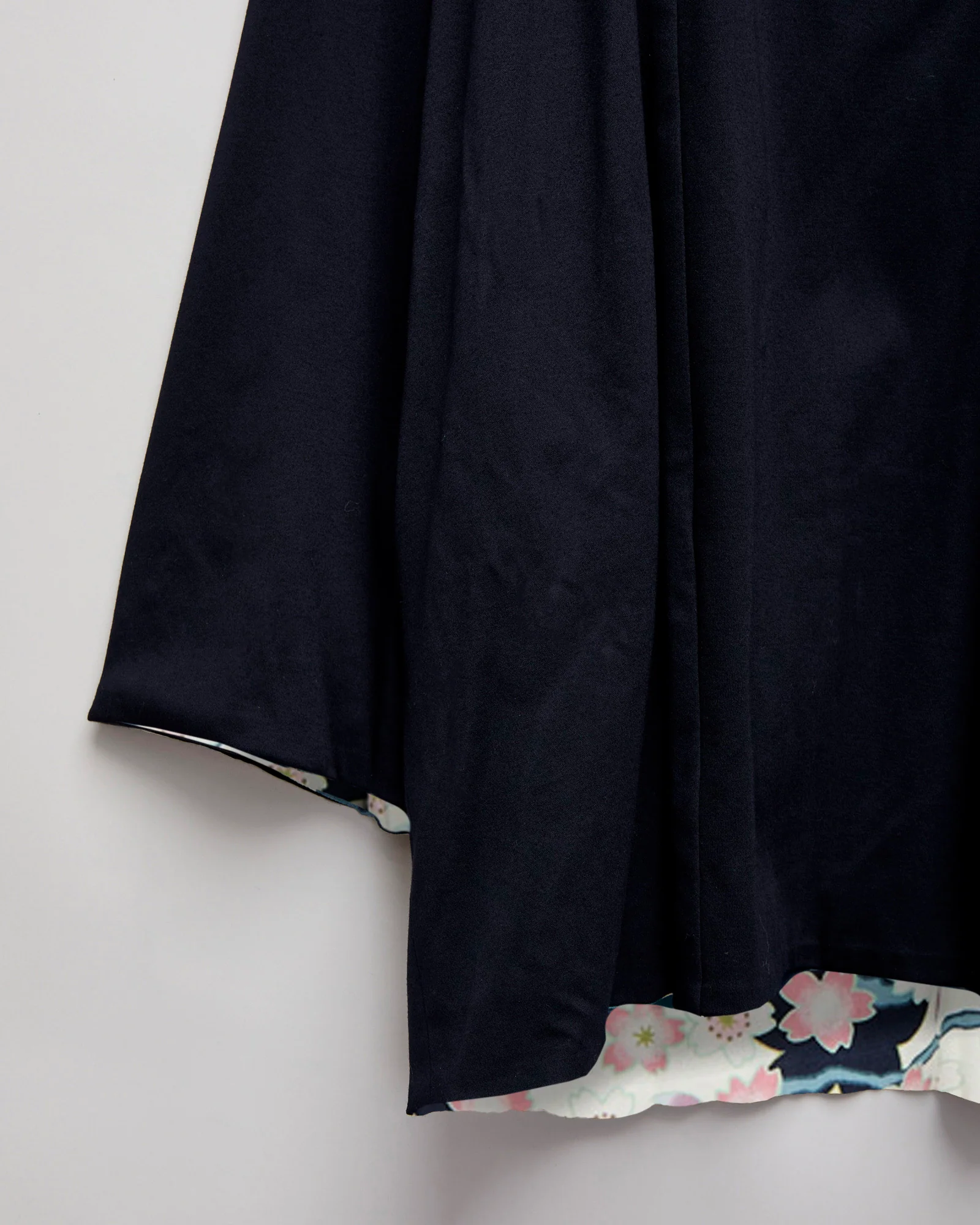 "Nagare Sakura" Reversible Knit Haori in White - Image 8