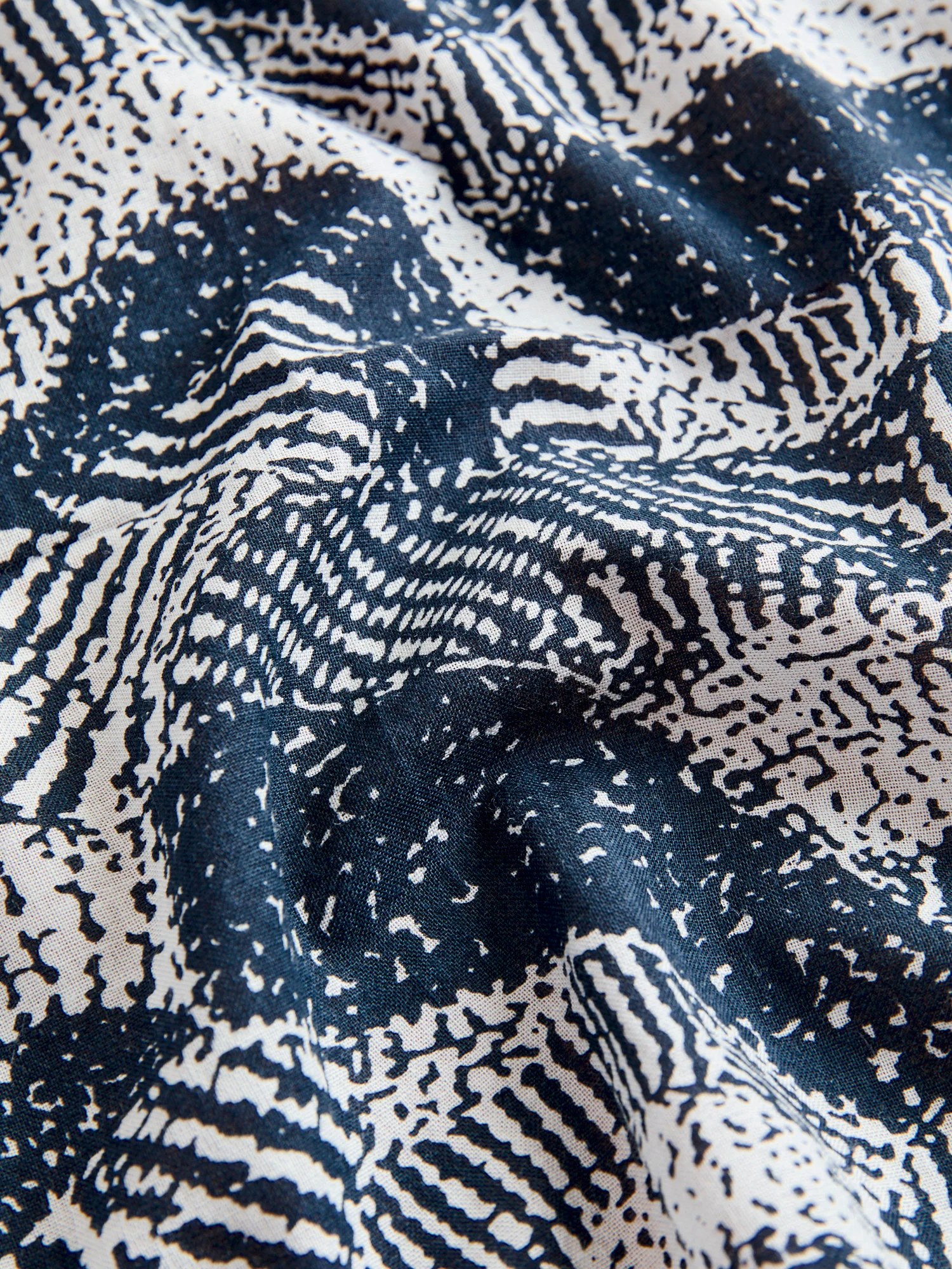 "Wind Flow" Bandana in Grey - Image 3